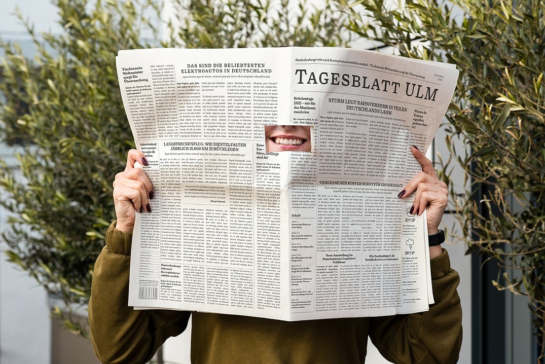 Frau haelt das Tagesblatt Ulm