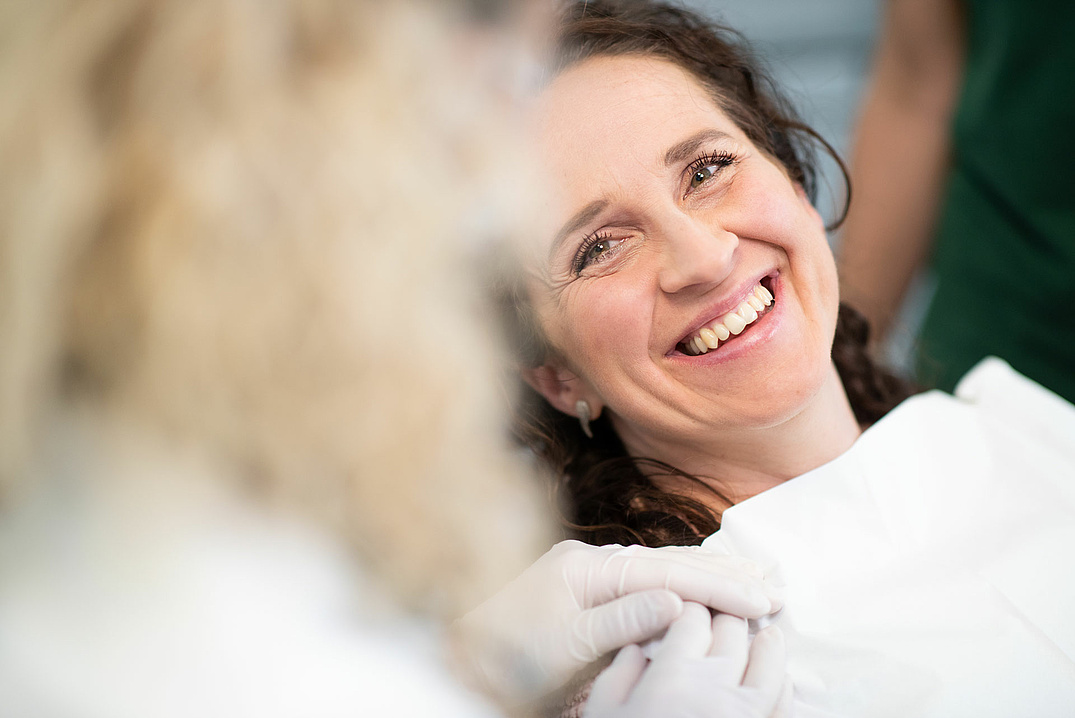 Patientin freut sich auf Behandlung